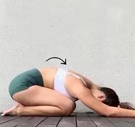 放松下腰背瑜伽体式,放松下腰的动作