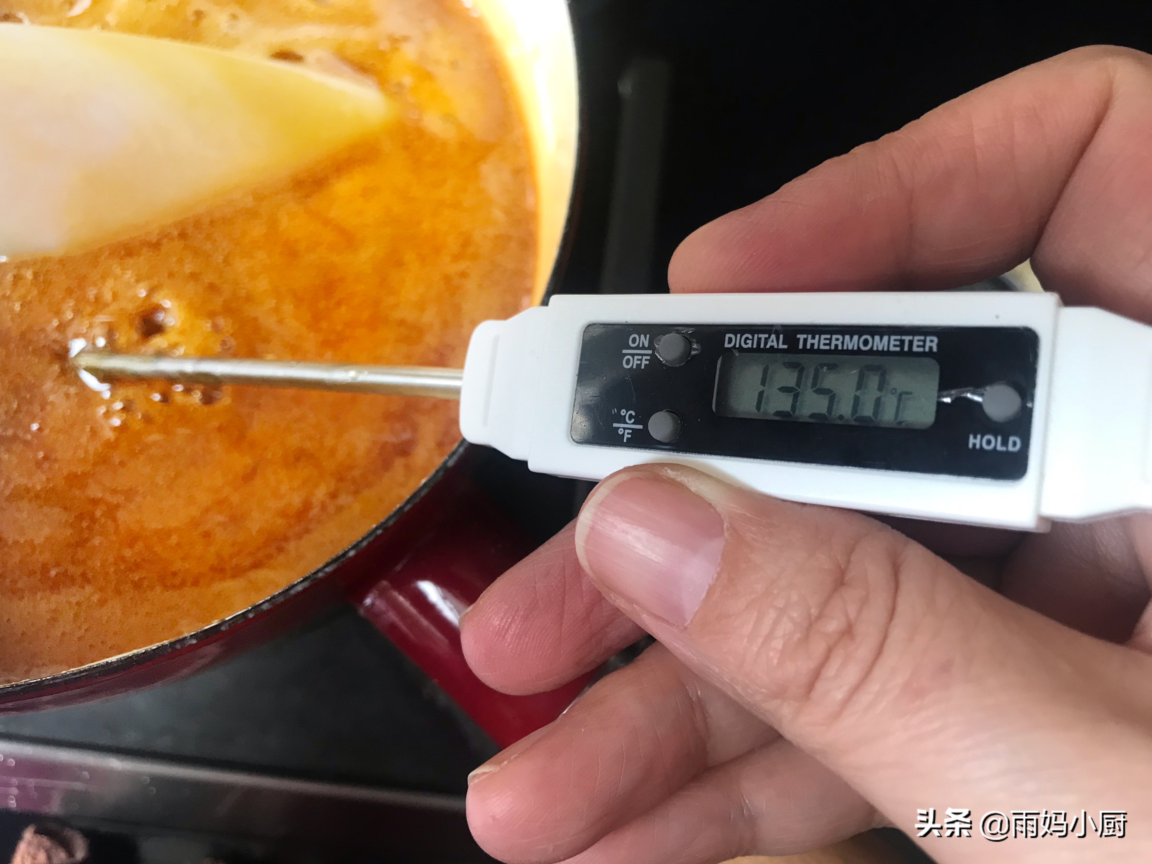 白糖雪梨的正确做法润肺止咳,用雪梨和冰糖做棒棒糖