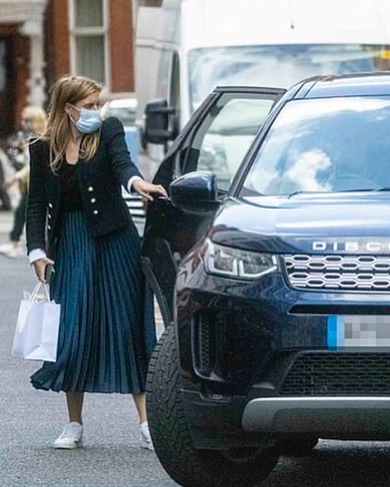 碧翠丝公主外出购物衣品见长，黑西装很有型，借百褶裙巧妙遮孕肚