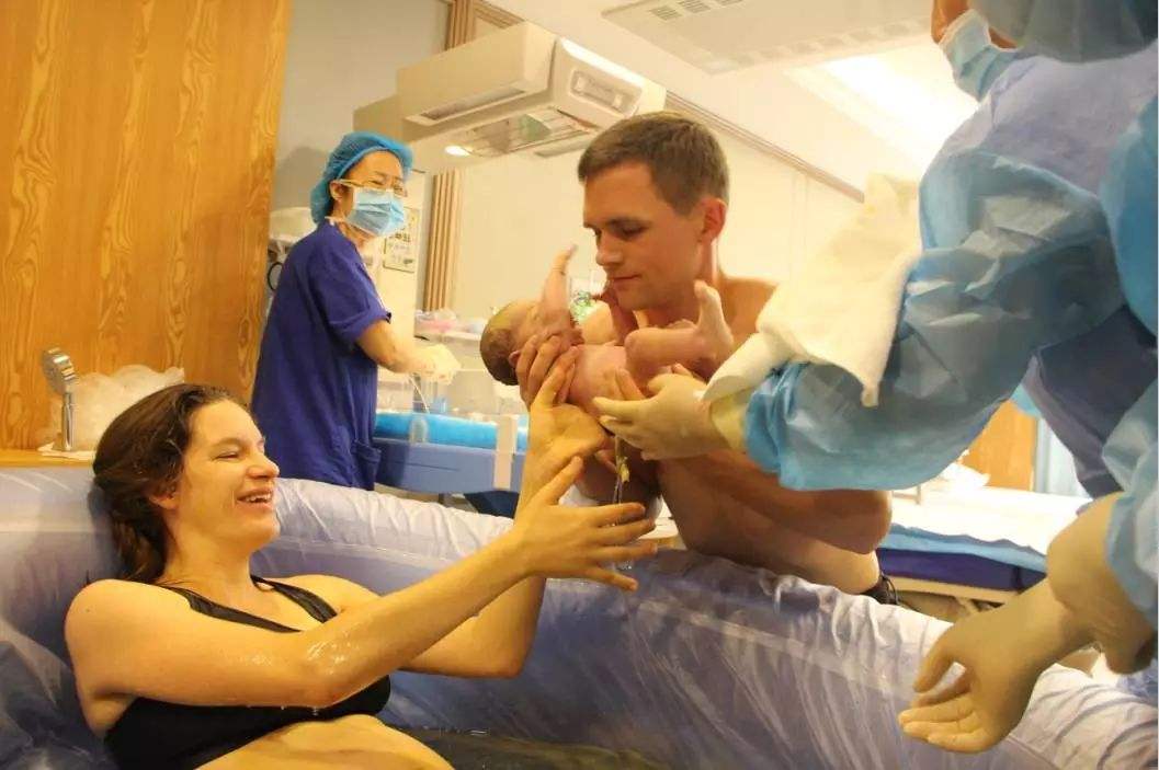 谢依霖水中分娩后判若两人,谢依霖水下分娩全记录