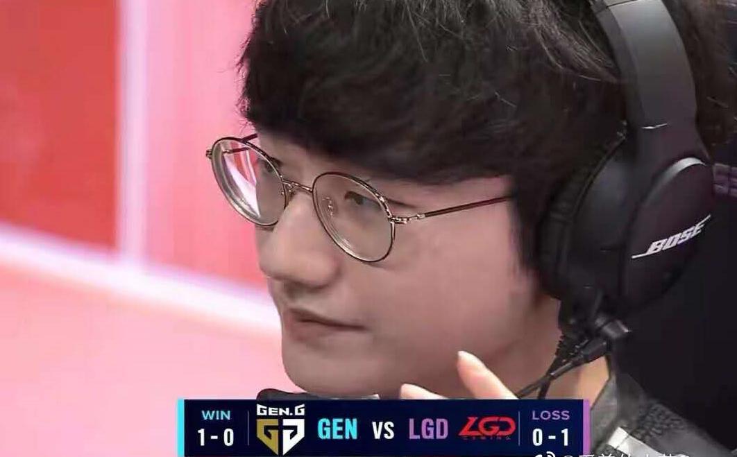 解说质疑小花生“罚站送头”操作，回看3次后感叹：这波没法洗