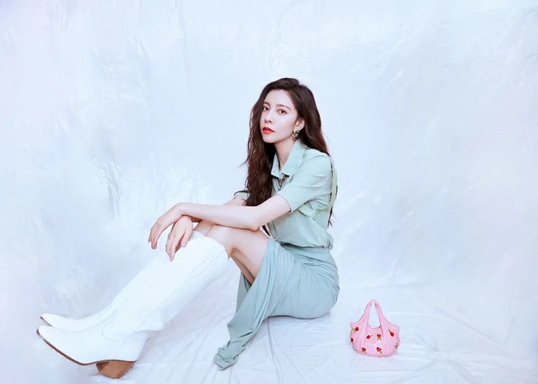 穿裙子要搭配什么鞋子才好看呢,红色上衣黑色裙子配什么鞋子好看