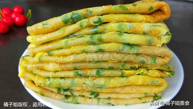 这个饼吃起来唇齿留香,这饼不放一滴水又酥又香口味甜