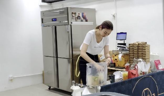 香港著名女星逆境下开奶茶店,亲自制作饮品,冒雨派发传单做宣传