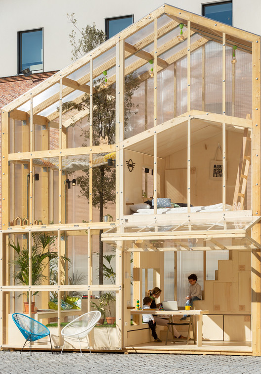 面面俱到的透明木楼,马德里庭院中央的艺术家城市住宅装置