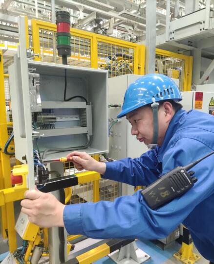 “守初心庆百年”百行百业(名)技能大师献礼——维修电工技能大师龚长明