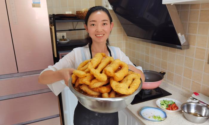 炸油条的新方法不用酵母和泡打粉,炸油条用小苏打还是用泡打粉