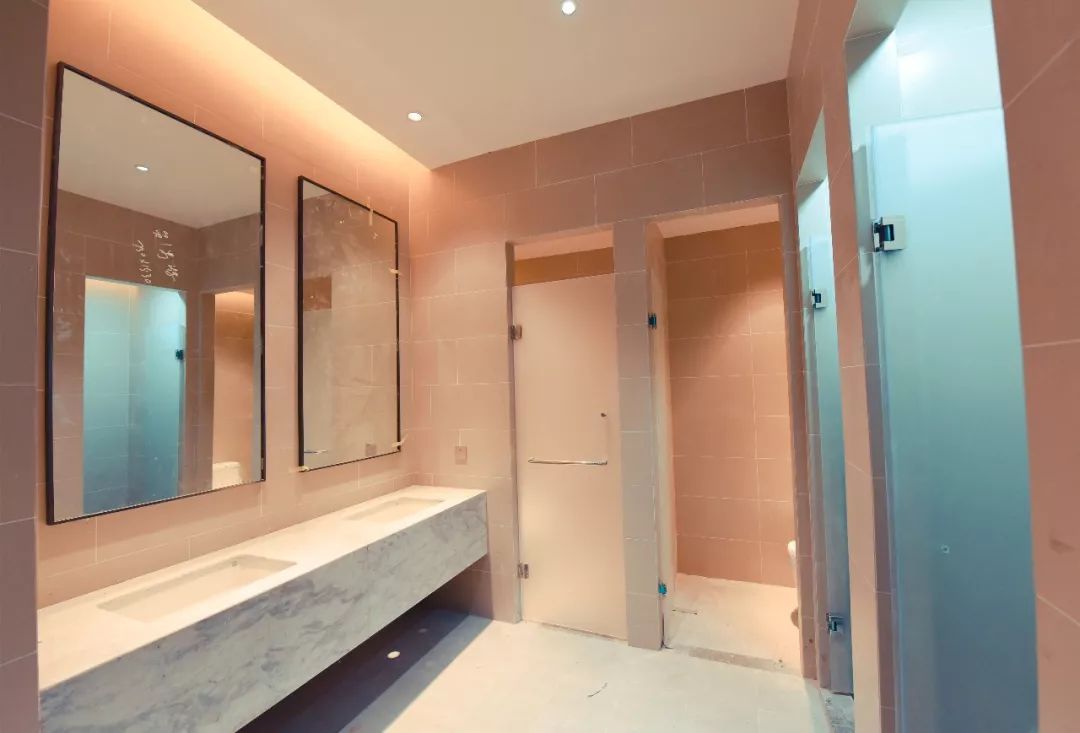 航空舱主题酒店,航空港区的四季酒店