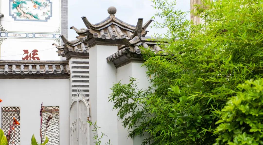 他建了一个3000㎡的浪漫花园，情侣不远千里只为一场草坪婚礼