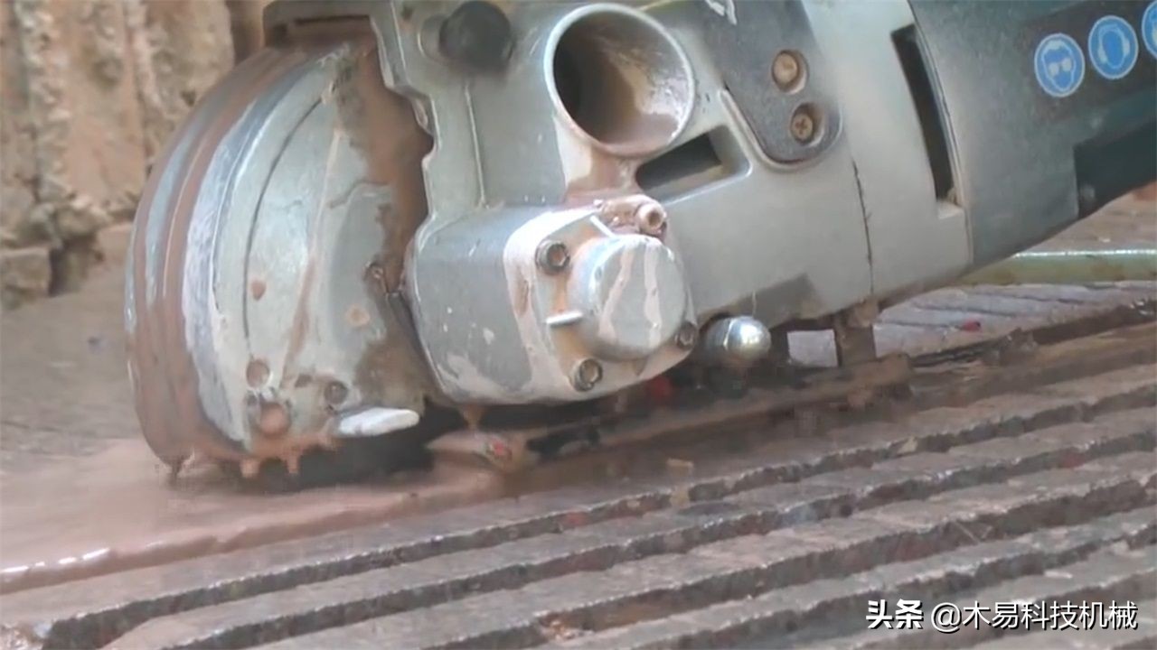 大叔研发“开槽神器”，每分钟8000转，90度角都能一次切完