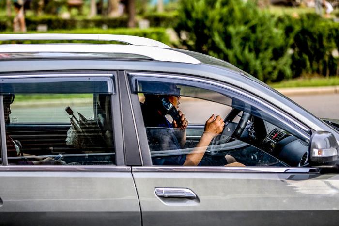 朝鲜街头大奔亮眼，一看是限量版的，每辆约人民币1038万元