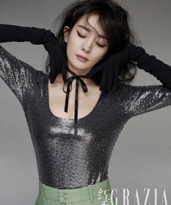 杨幂白色大开衫穿搭,杨幂的黑色亮片裙养眼又吸睛