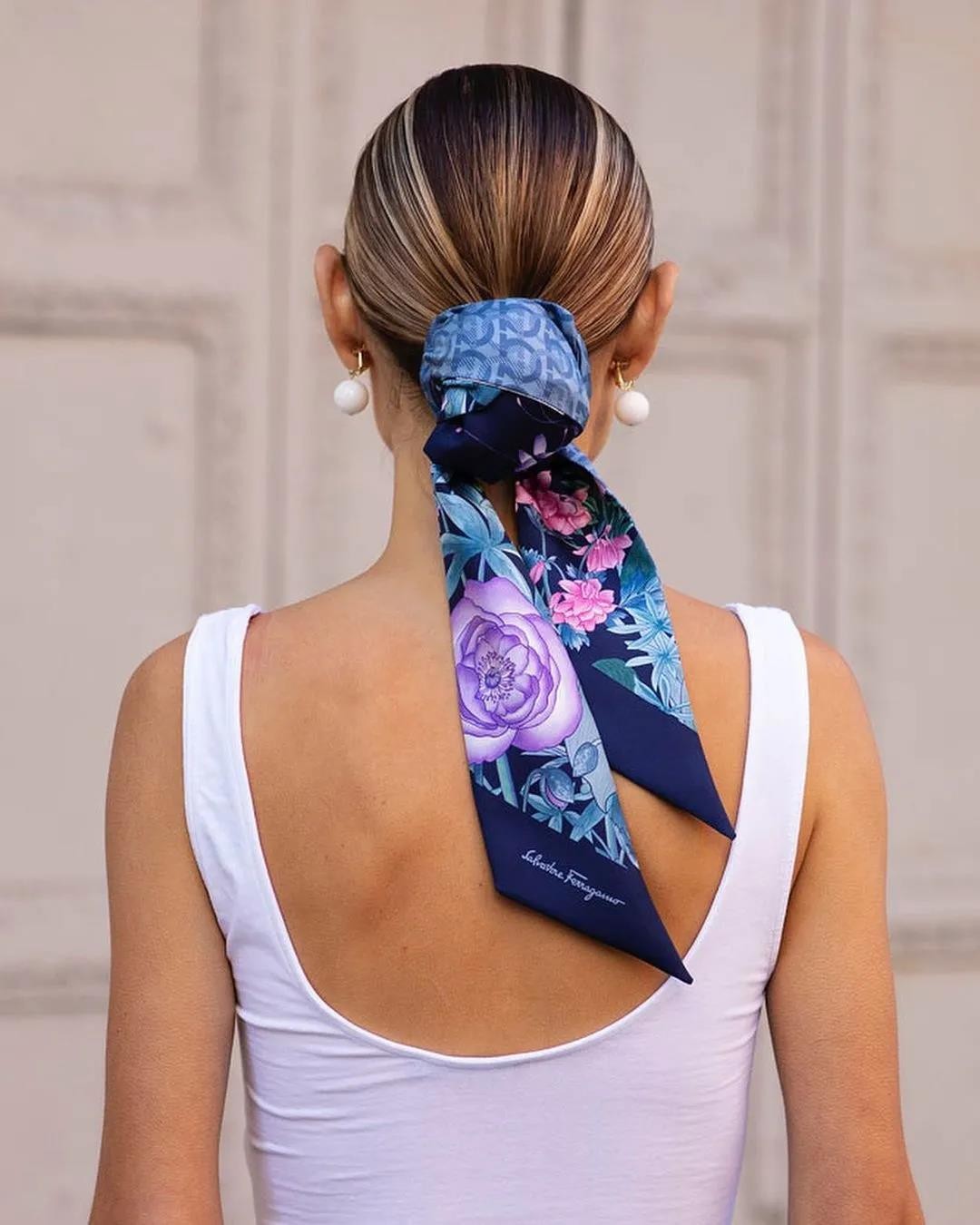 黑色衣服这么穿才有气场,黑色大摆半身裙怎么搭配上衣高级