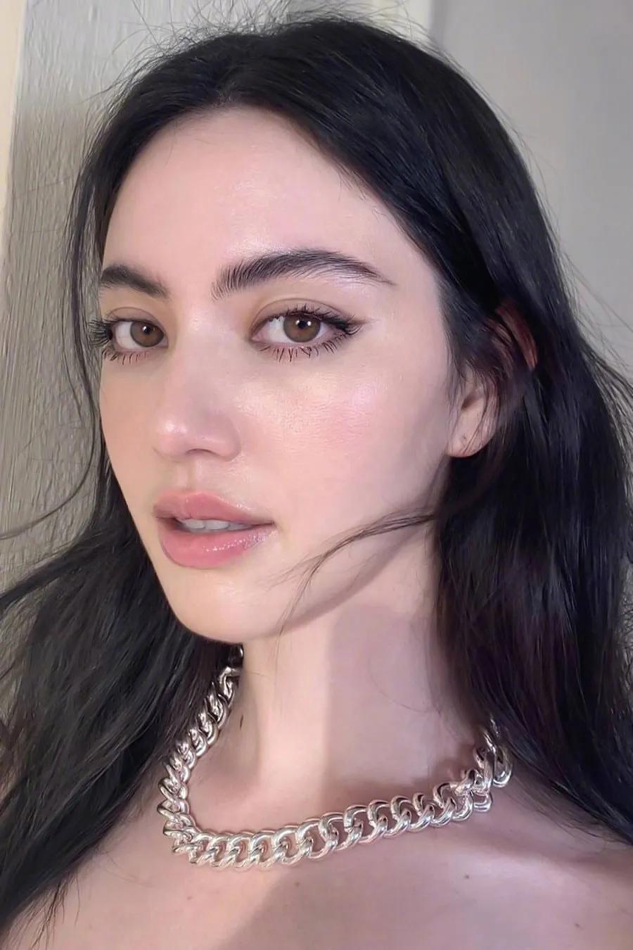 杨幂穿蕾丝大秀时尚身材,杨幂穿蓝色套裙现身狂秀竹竿腿