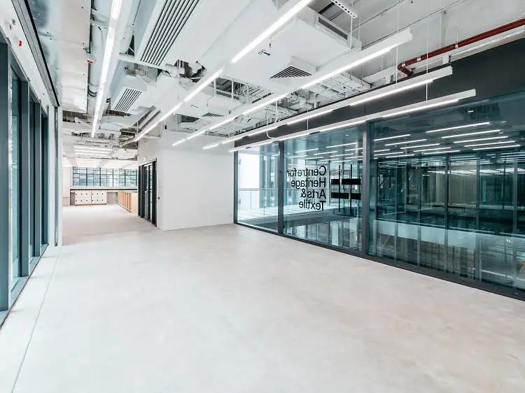 水泥自流平做环氧地坪施工方案,彩色水泥自流平设计