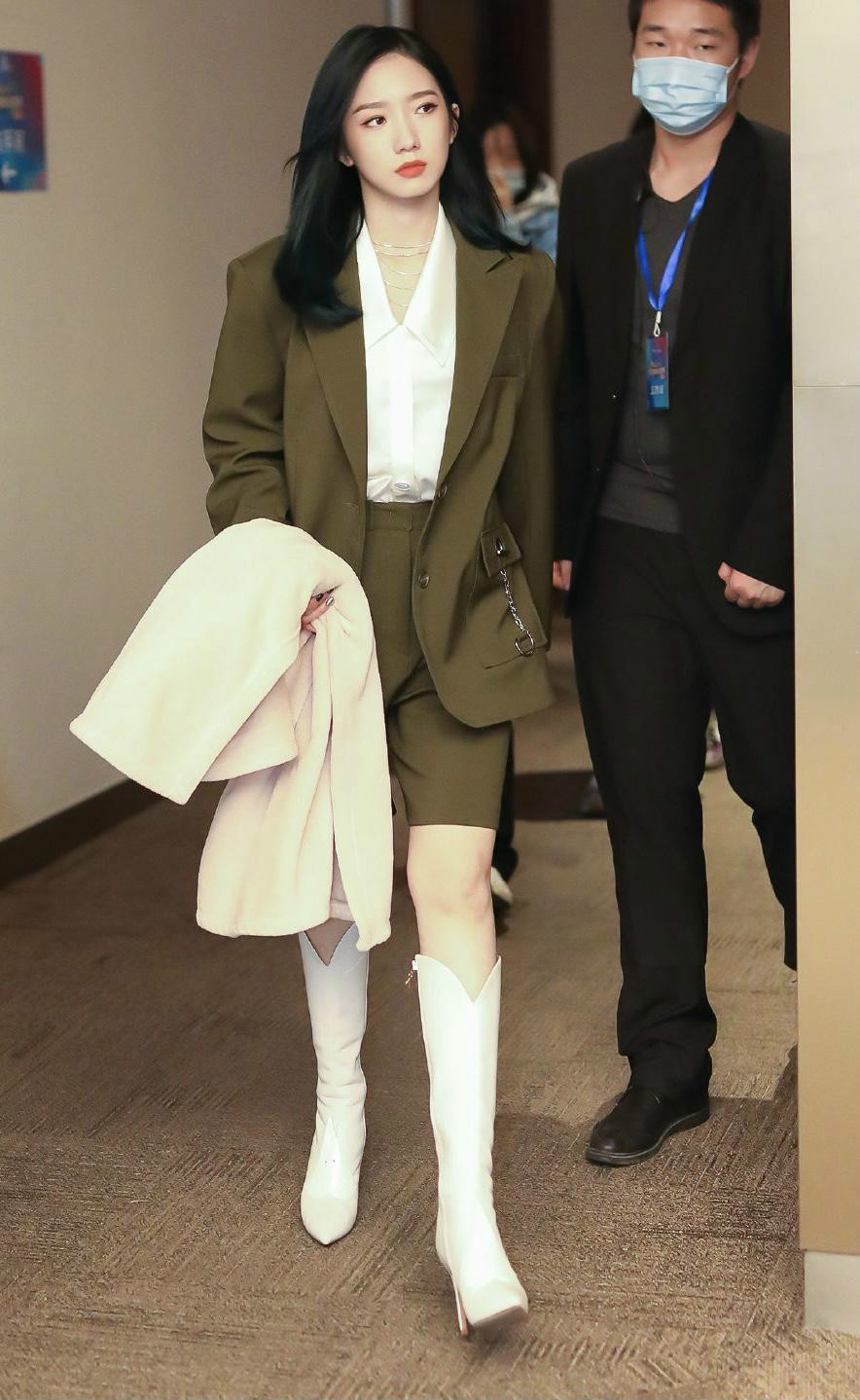 冬天靴子穿白色洋气还是黑色洋气,米白色靴子和黑色靴子