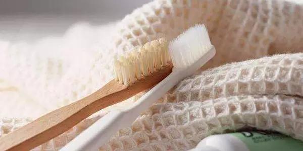 牙神经痛警惕四种病,警惕7大危害牙齿的坏习惯