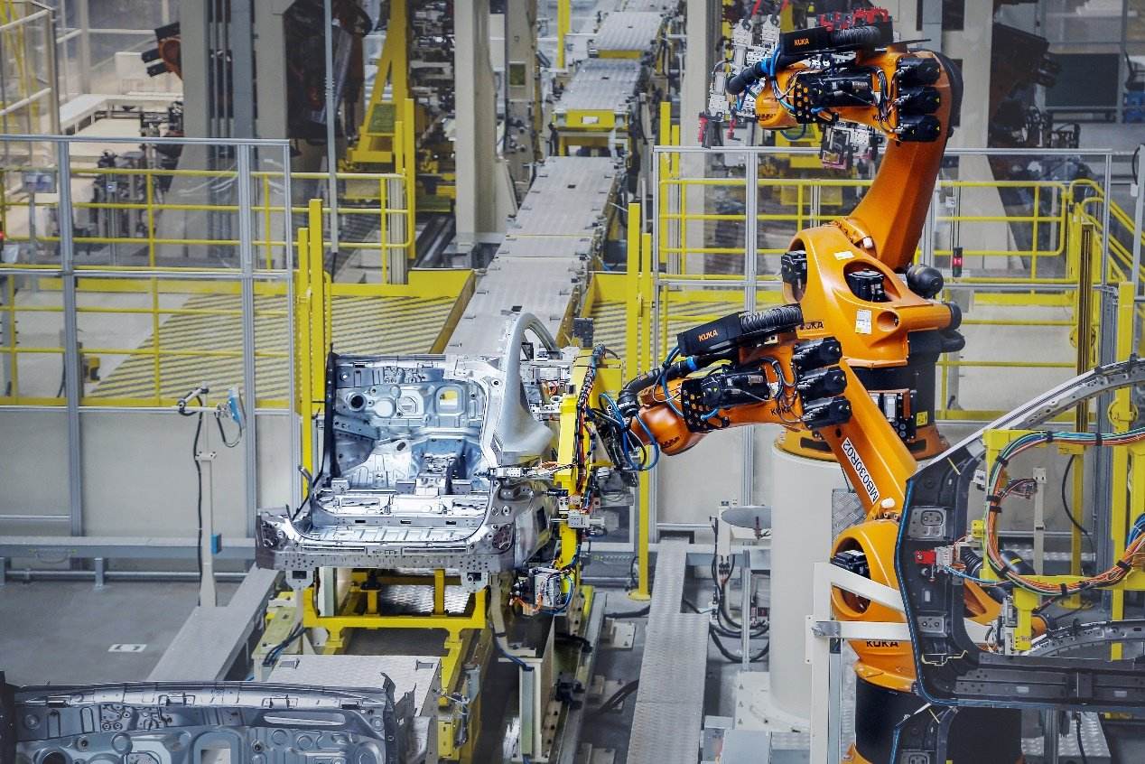 在中国深耕64年，日本挖掘机巨头一家独大，背靠中国成全球第一