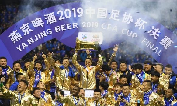 足坛第一次夺三冠的队伍,2022足坛各项冠军