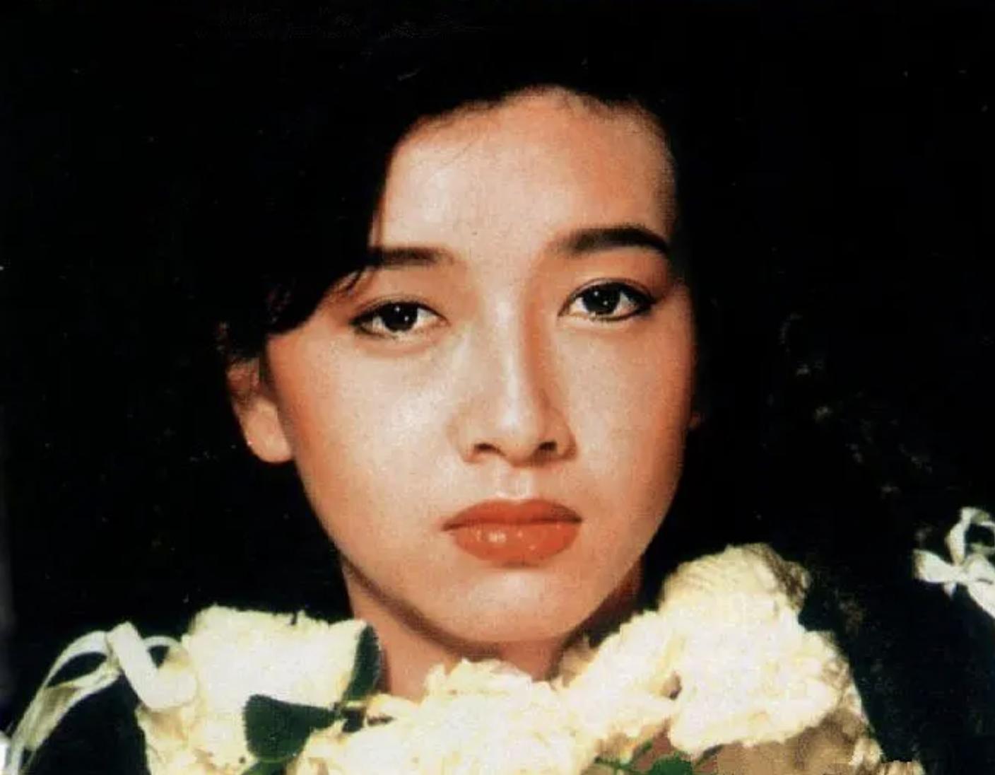 演员江珊是否与靳东谈过恋爱,江珊曾与靳东谈恋爱