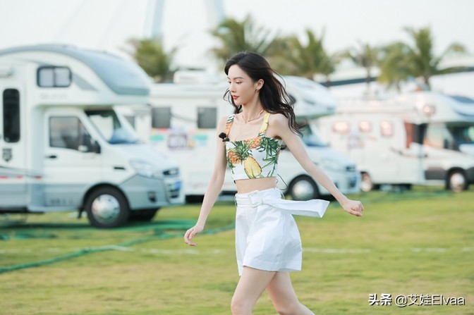 金晨逛完影城太端着,穿大码毛衣配直筒裤走机场,打扮低调过头了