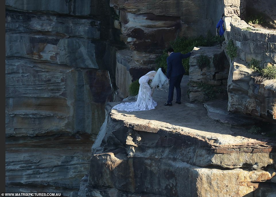 国外夫妻悬崖拍婚纱照,国外拍婚纱照跳崖