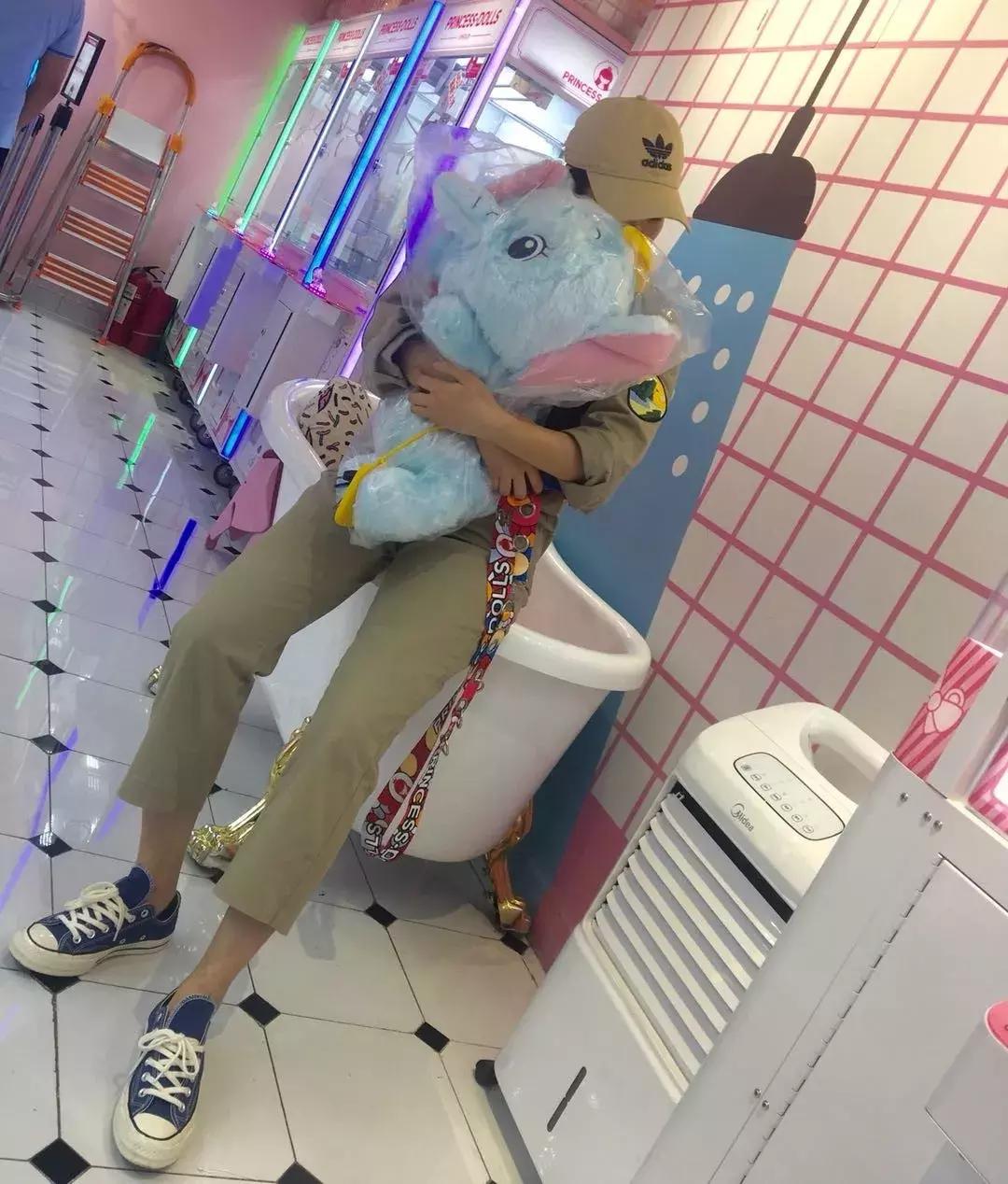 比黑丝妞还让人无法抵抗的,是这些穿球鞋的漂亮妹妹...