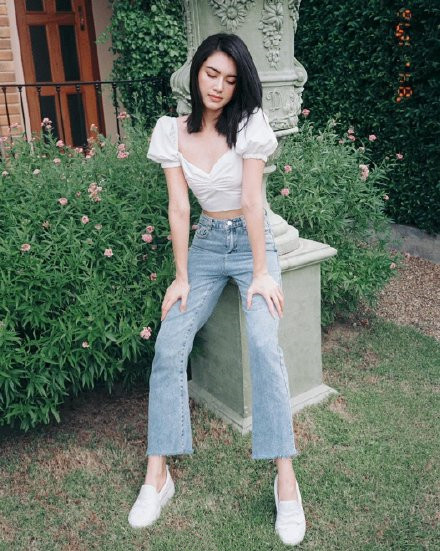 lisa踢腿跳舞视频白长靴,lisa穿搭日常风格秋冬