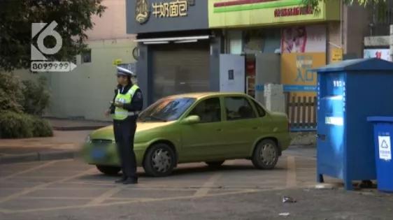 堵瘫这条街一个多小时!女“路霸”车停路中间玩手机,交警敲窗喊话都不好使