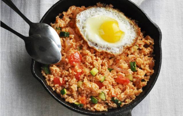 蛋炒饭最简单也最困难,这些窍门能让你的炒饭好吃到不行