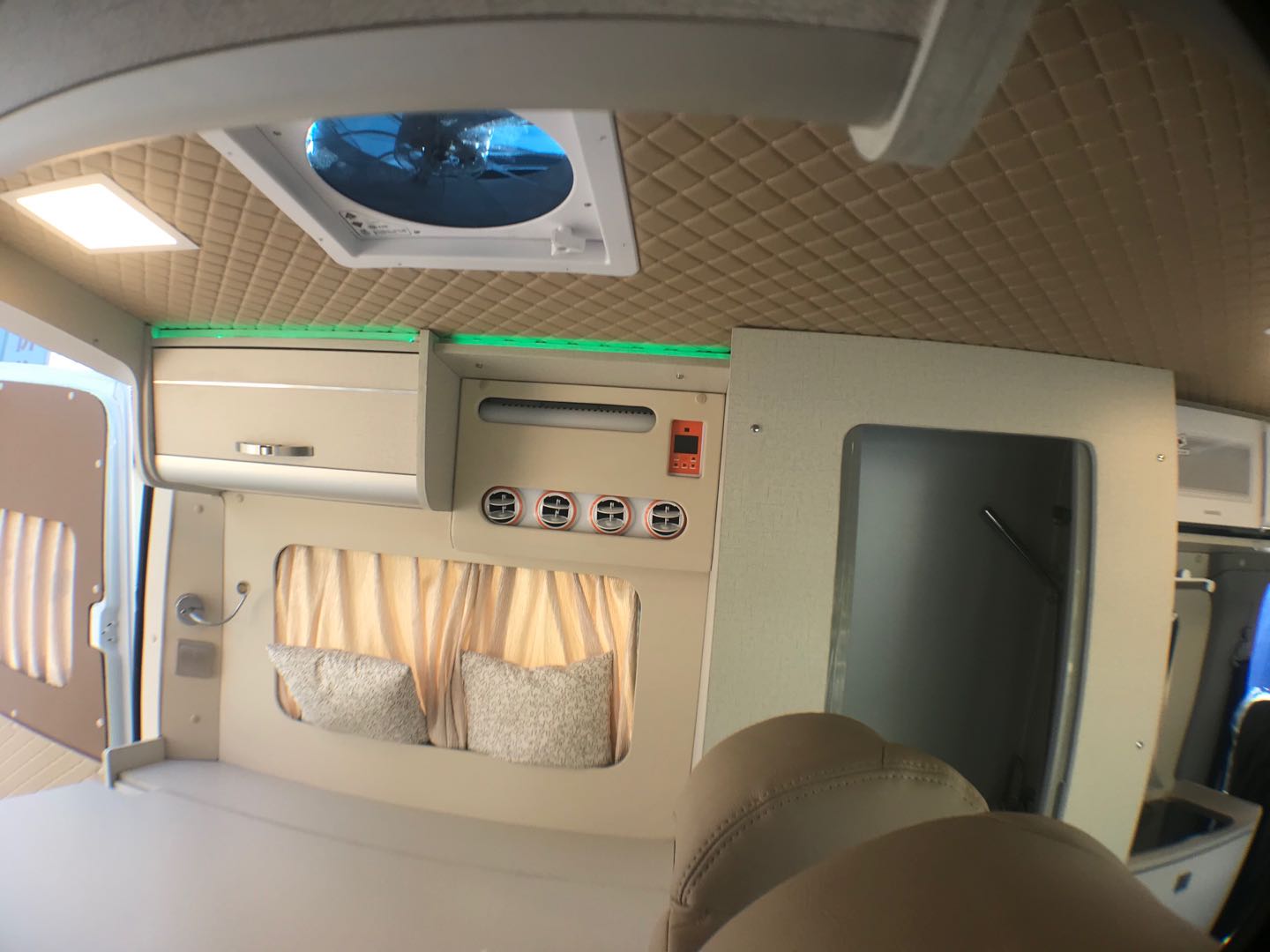 房车行车空调装哪个位置,房车行车空调够用吗