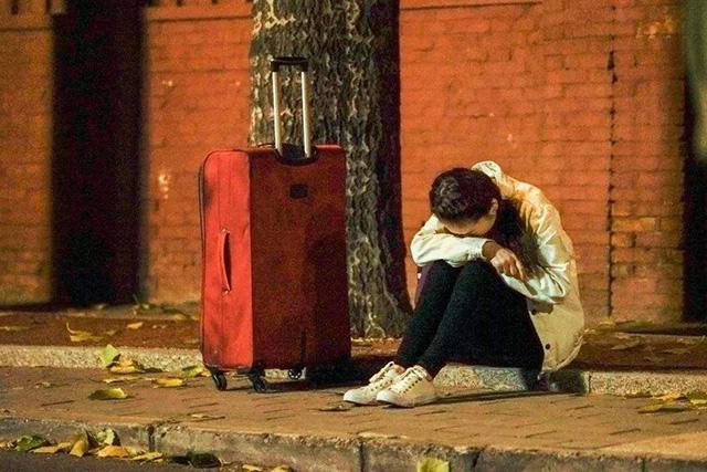 城市的怀抱有限：穹顶之下，小镇青年理想何寻？