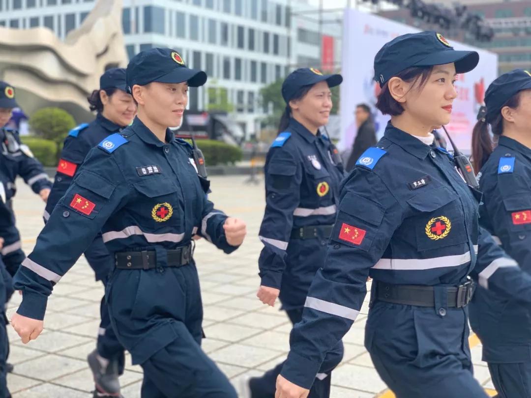 在街头当志愿者,凌晨四点出门当志愿者