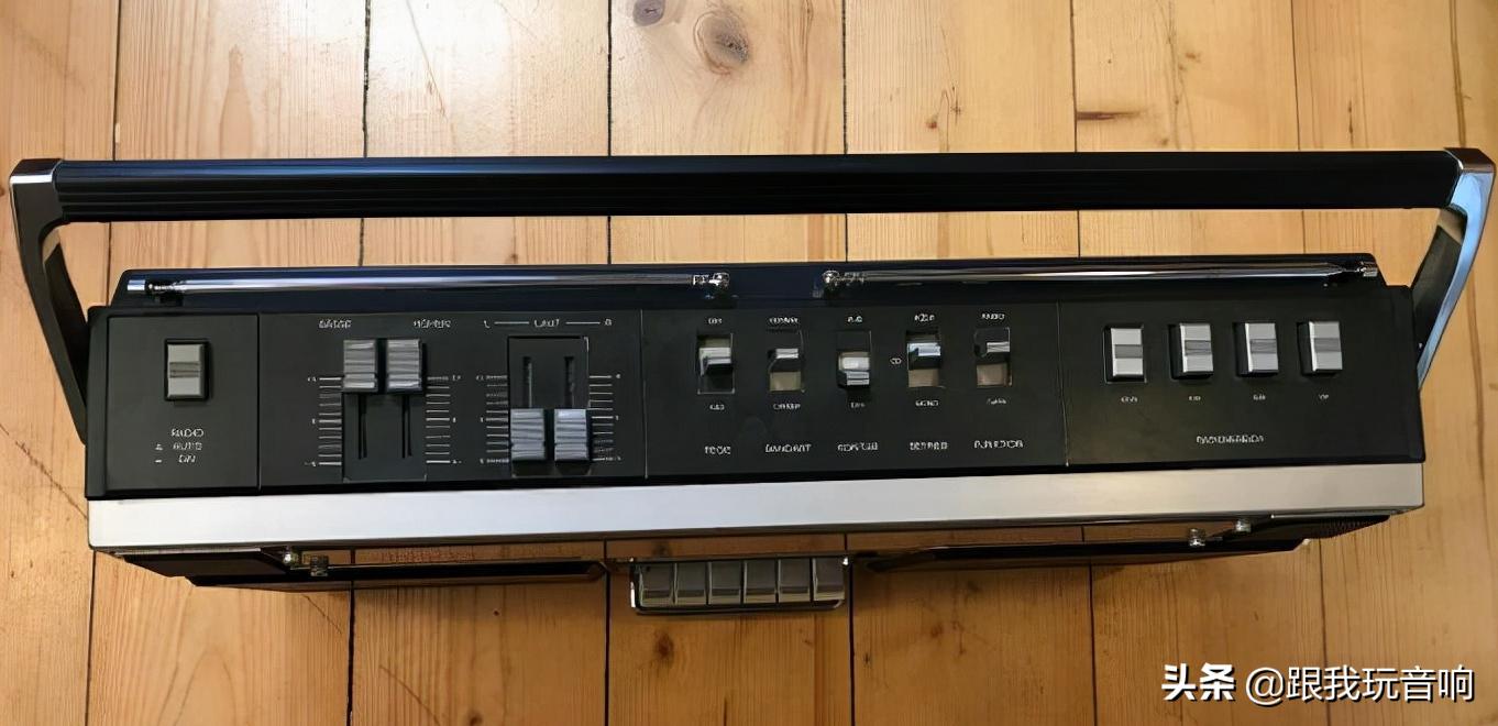 这是一款德国进口UniversumCTR2605便携式音响收音机录音机