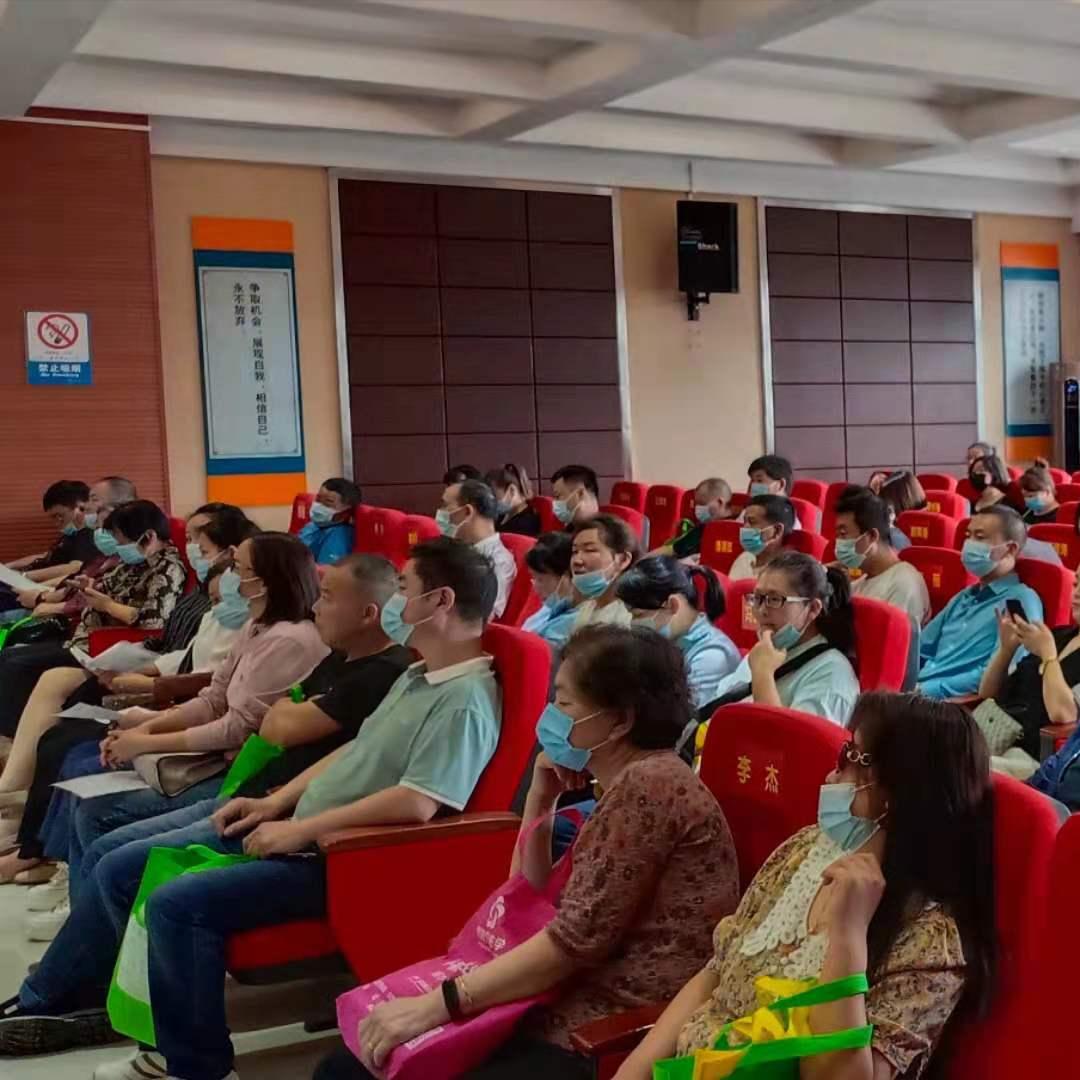 西安金玉米教育在东仪中学举行家庭教育讲座