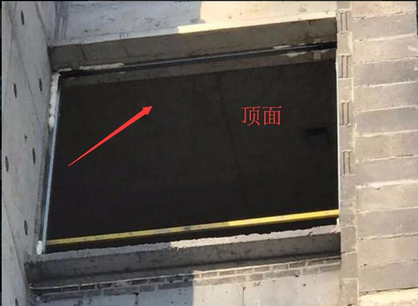 窗户安装好，才发现一边高一边低的情况，没封好后期漏水就麻烦了