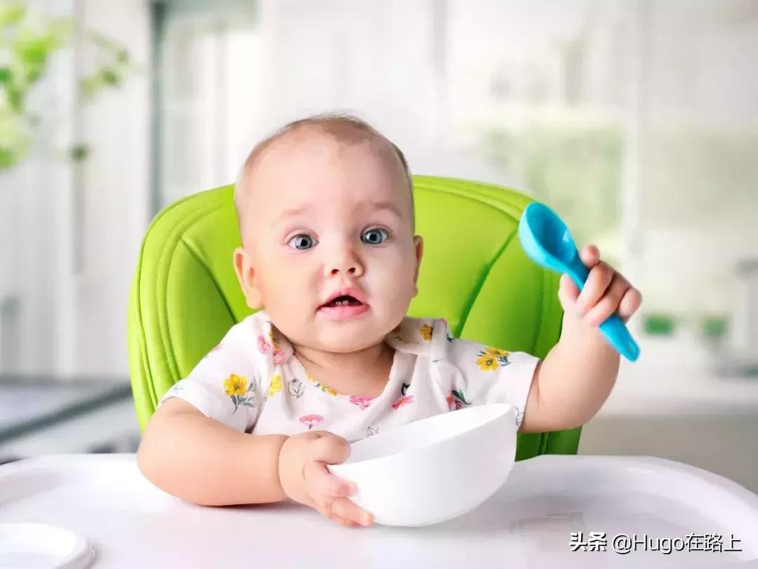 家长一口咬掉小孩食物,咬碎食物喂孩子