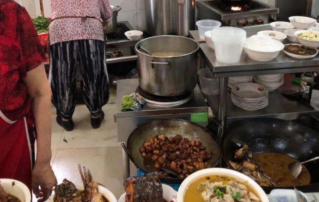 常熟人人知道的“神奇”小店，环境脏乱差，饭点出租车停满半条街