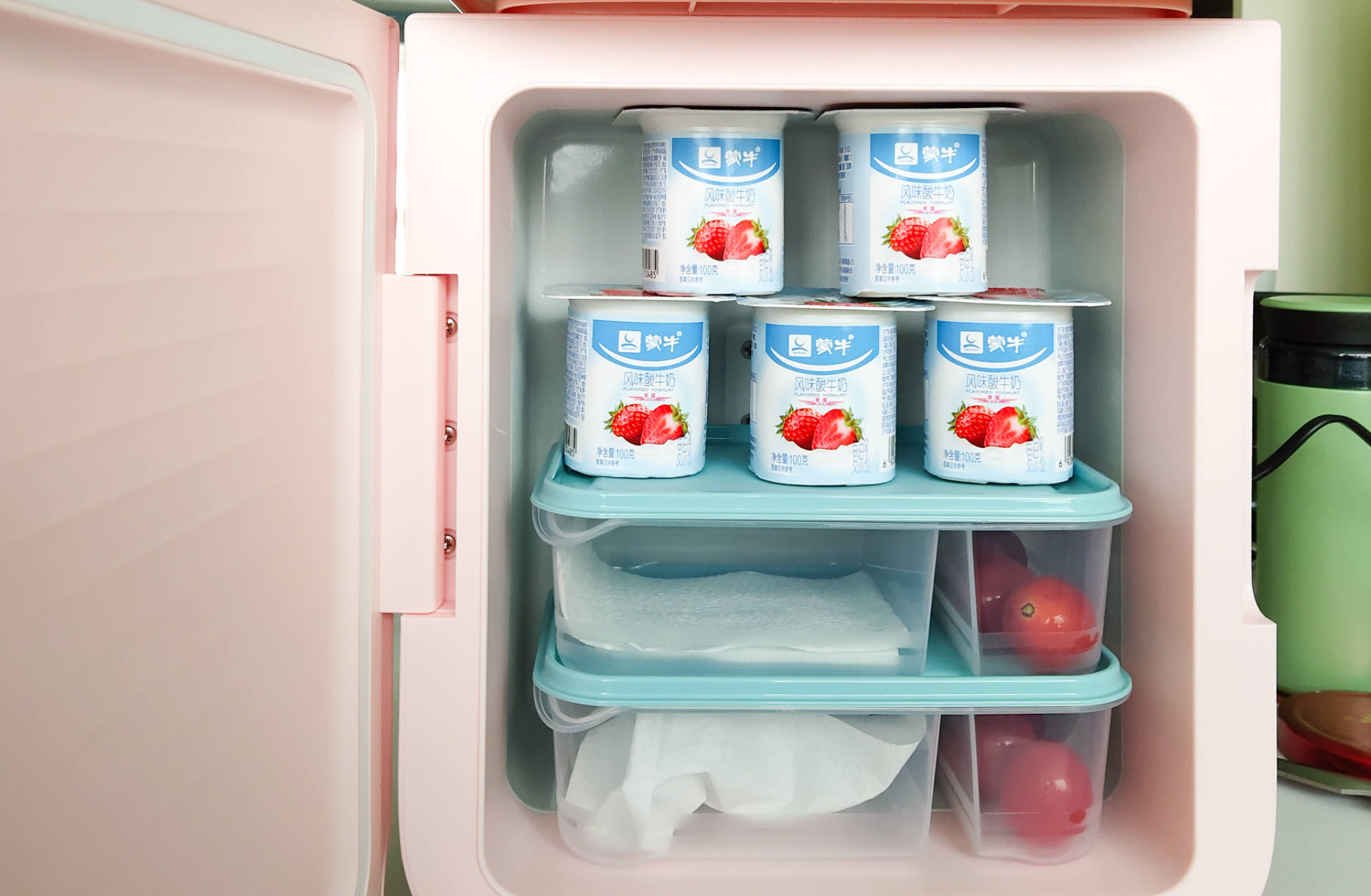 想要上班时随时喝上冷热饮?试试这款可放在桌面的小冰箱