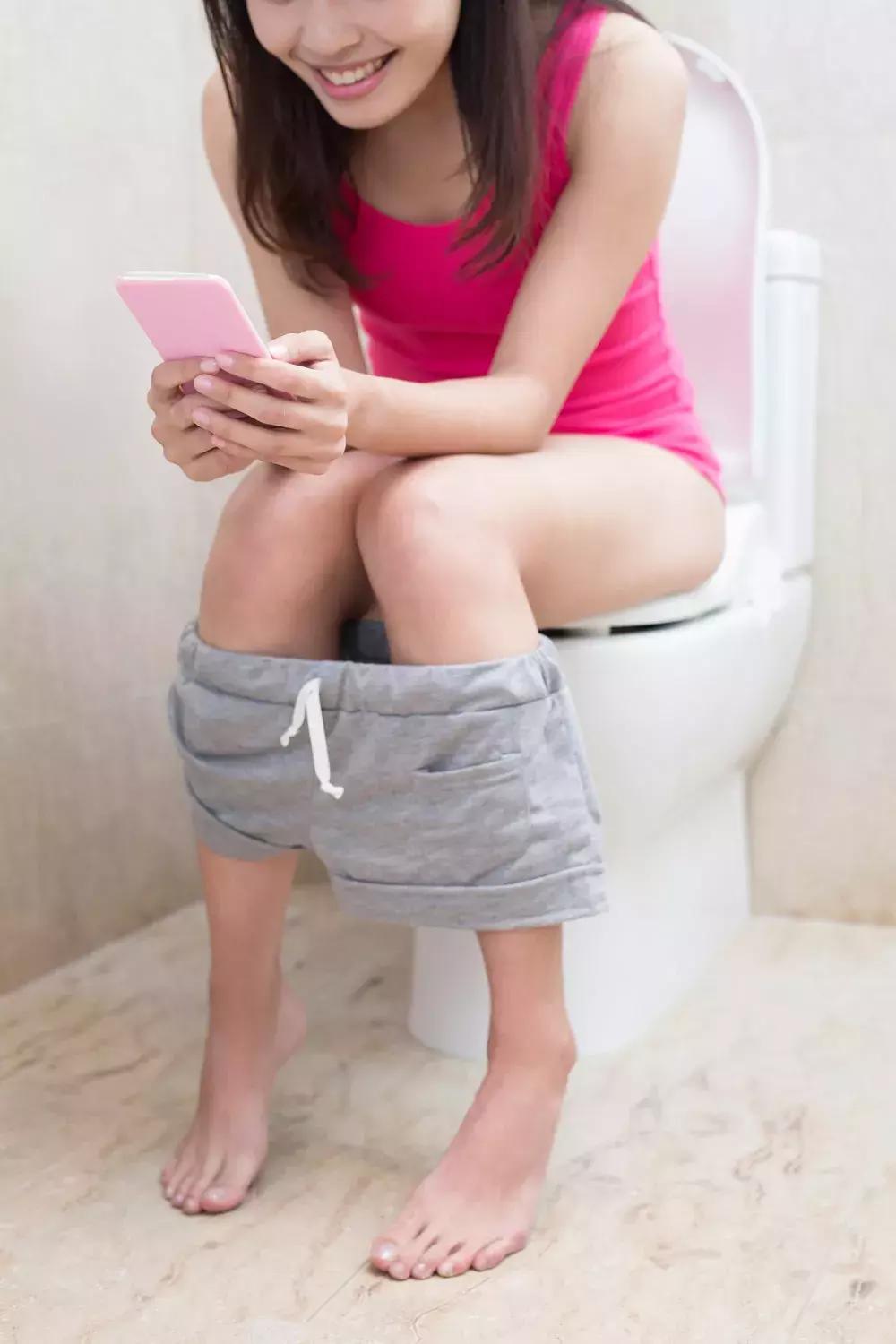 长期蹲厕所玩手机得痔疮,长时间蹲在厕所玩手机有害吗