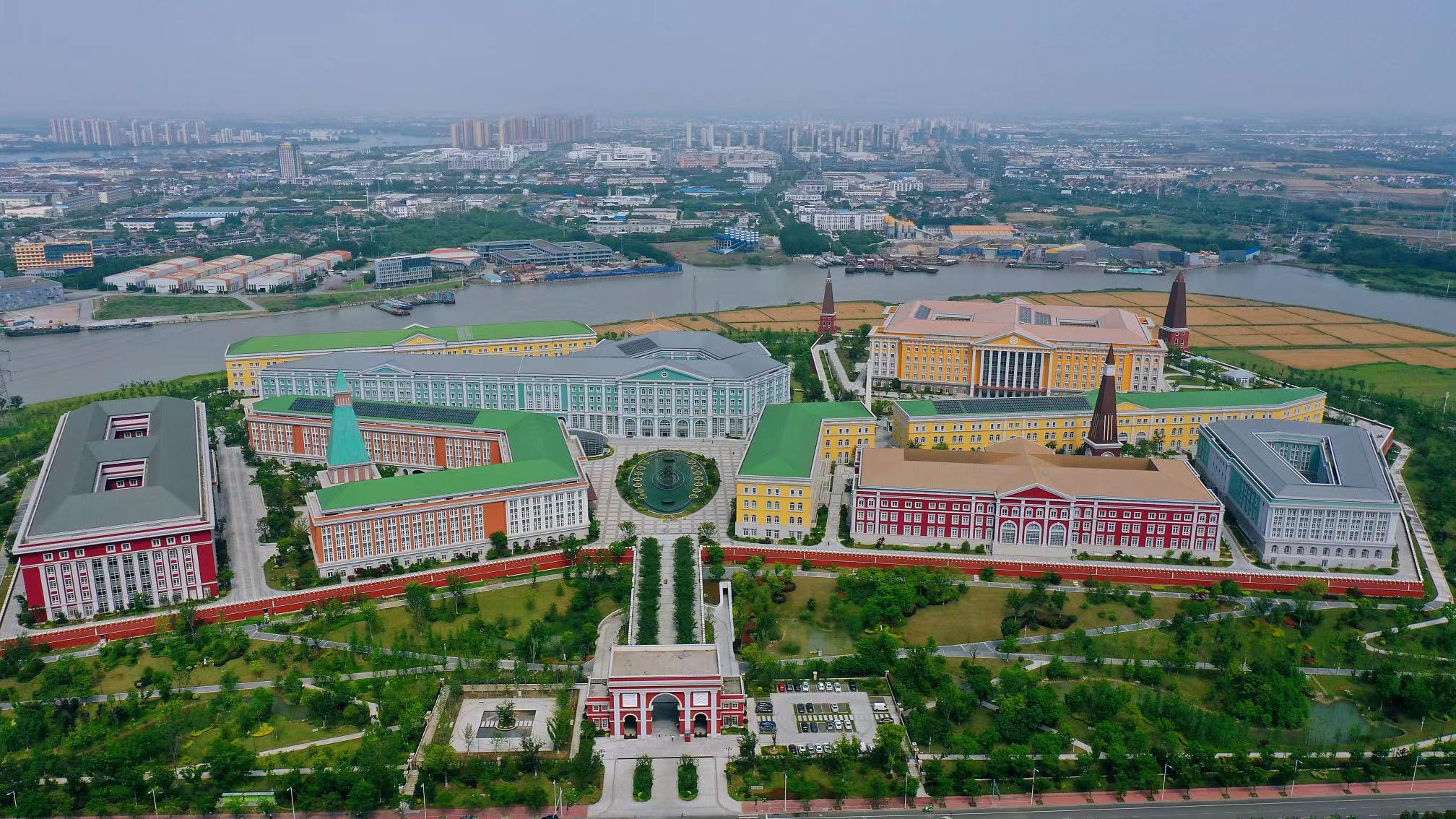 苏州华为研发中心，花了8年时间打造而成，外观就像一座欧洲小镇