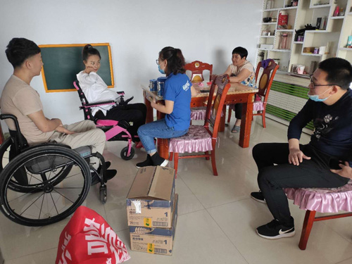 为爱加油！高培乳业携手合作伙伴给“励志小夫妻”送爱心奶粉