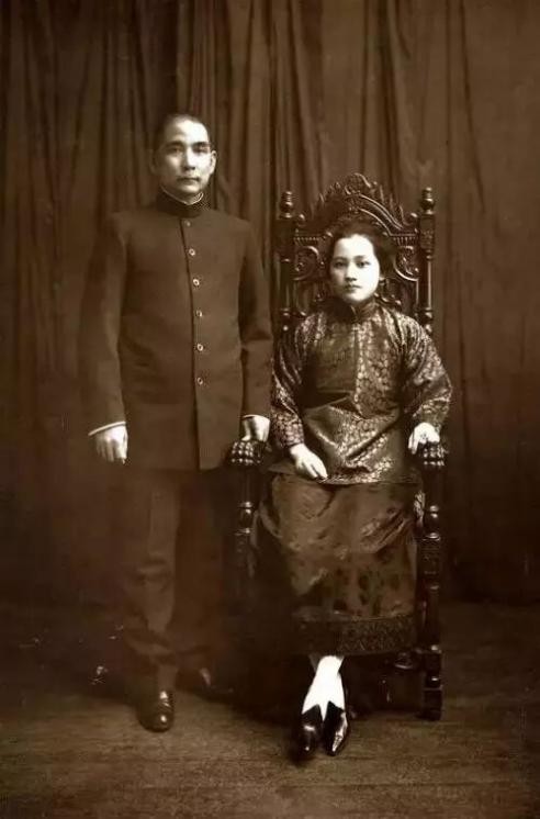 毛主席逝世追悼会上,举国致哀站立吊唁,为何有一人会坐着参加?