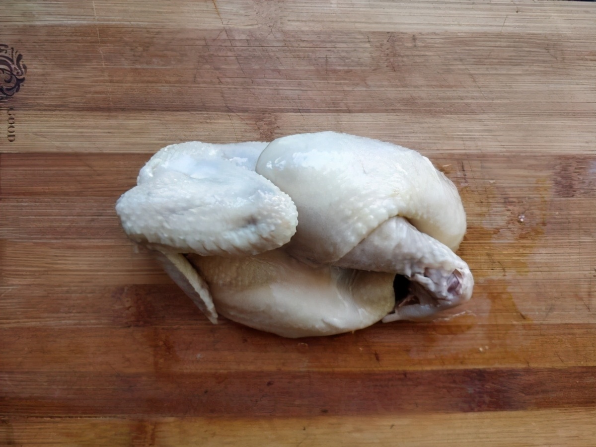 鸡肉炖大骨又烂又香,鸡肉炖熟了再做干锅鸡