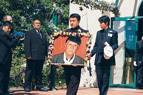 成龙给同父异母的哥哥们多少钱,国际巨星成龙有几个妻子和儿女