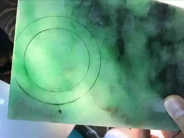 赌石切出一亿紫金石后众人傻眼,200块的赌石切出五彩翡翠