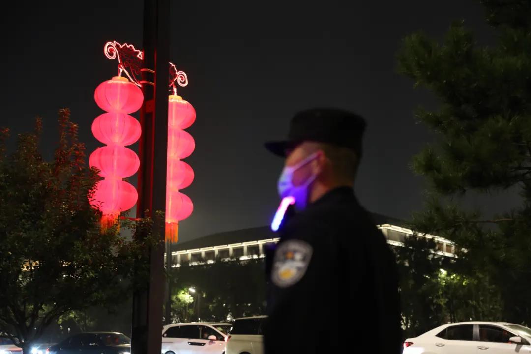 民警在岗位上祝福祖国繁荣昌盛,祝福祖国的守护者平安快乐