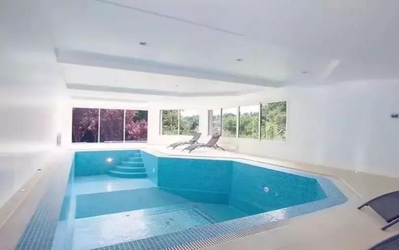 梅西和c罗谁豪宅最好,身价十亿的球星