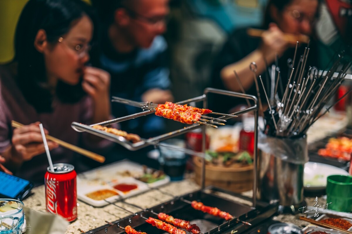 在山东开一个烧烤店一天能赚多少,90后开烧烤摊一年赚了100万