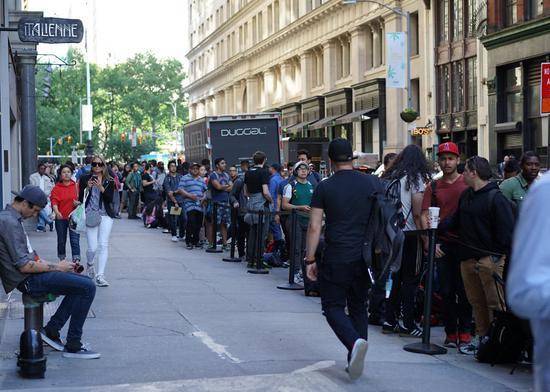 美国宣传华为手机,美国排队购买华为手机